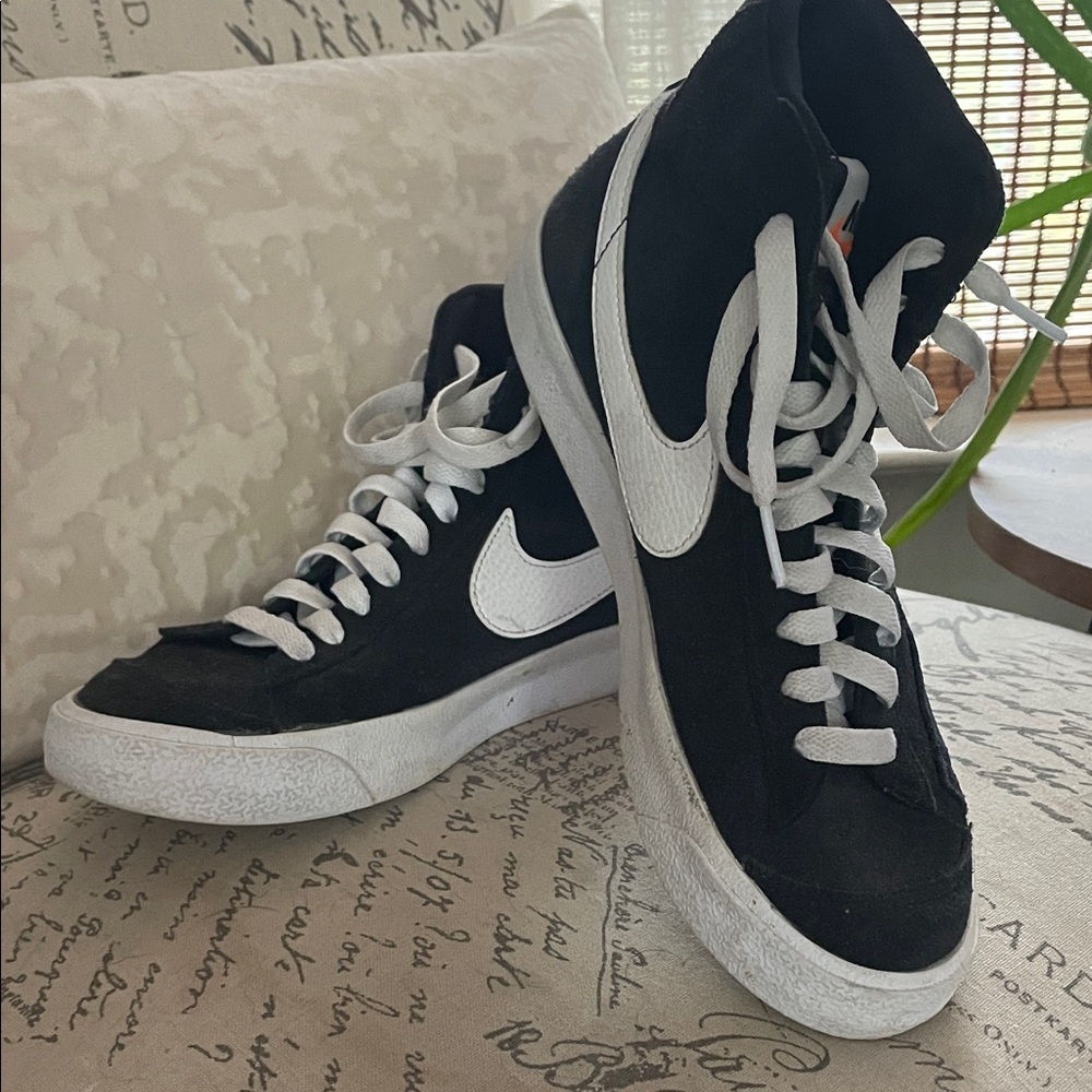Nike Black and White Classic Sneakers youth 6.5 Blazers